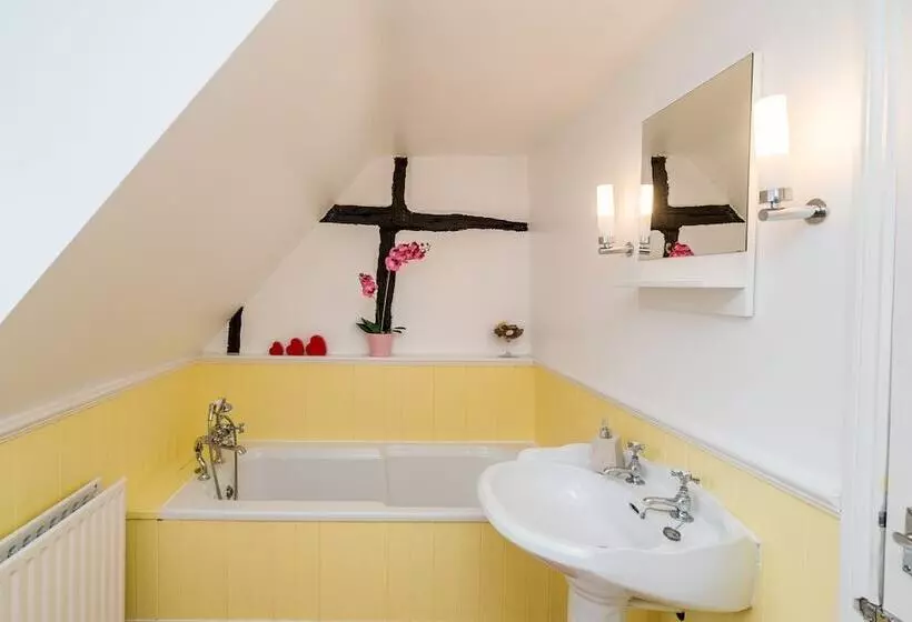 Yew Tree Cottage  Sleeps 12, Garden & Pet Friendly