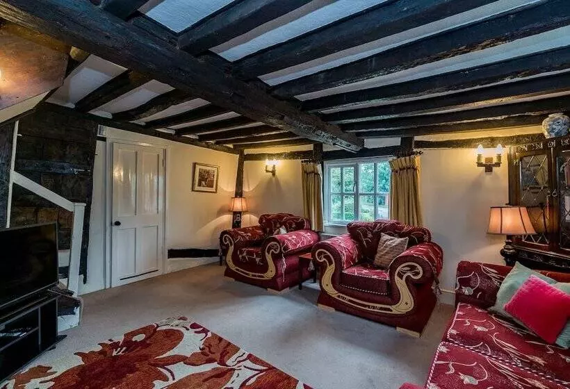 Yew Tree Cottage  Sleeps 12, Garden & Pet Friendly