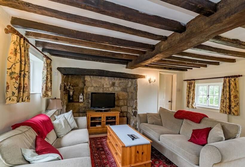 Yew Tree Cottage Sleeps 12, Garden & Pet Friendly