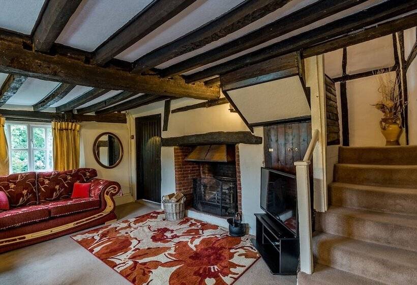 Yew Tree Cottage Sleeps 12, Garden & Pet Friendly