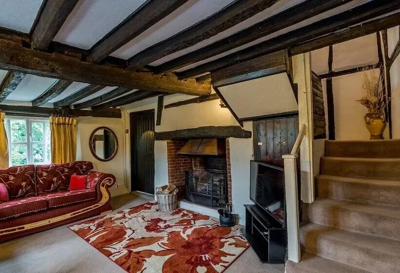 Yew Tree Cottage  Sleeps 12, Garden & Pet Friendly