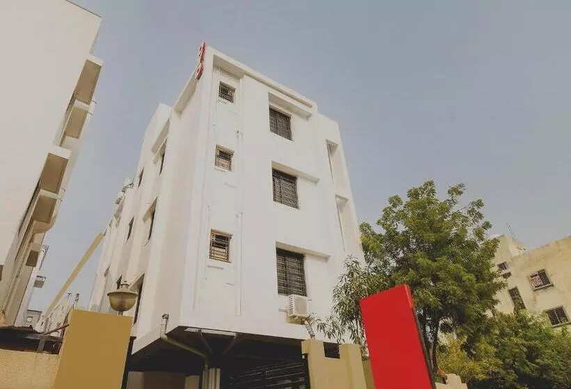 ホテル White House Regency