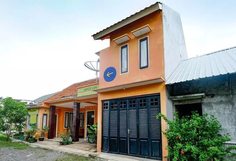 Hotelli Spot On 2414 Homestay Potroyudan Syariah