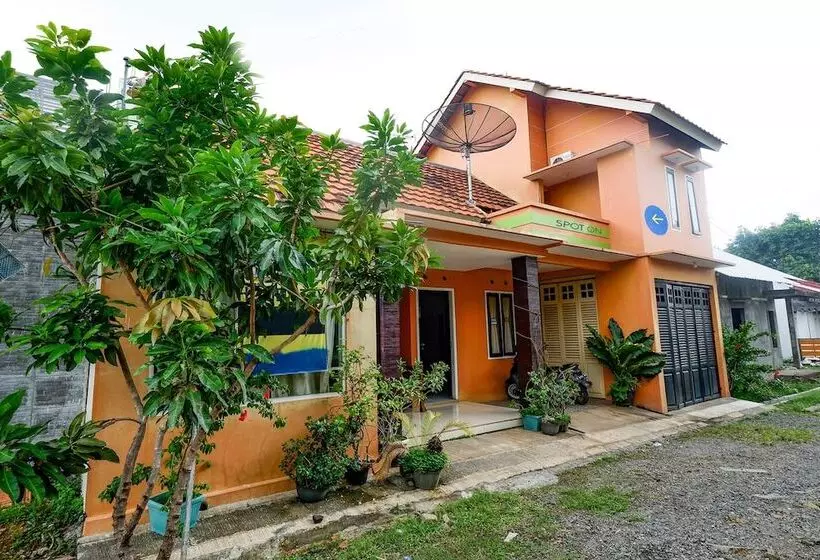 Hotelli Spot On 2414 Homestay Potroyudan Syariah