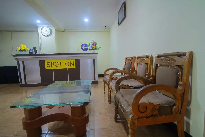 ホテル Spot On 2305 Andys Nur Penginapan