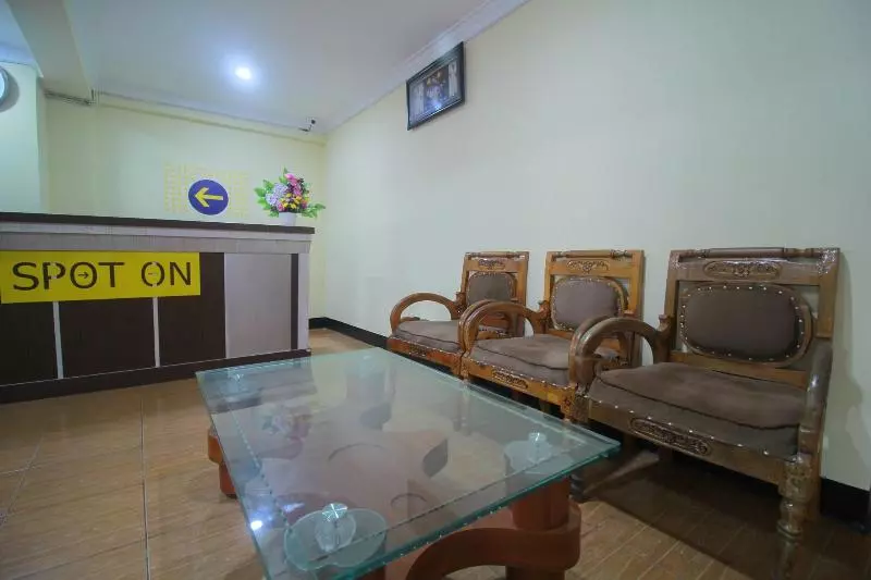 ホテル Spot On 2305 Andys Nur Penginapan