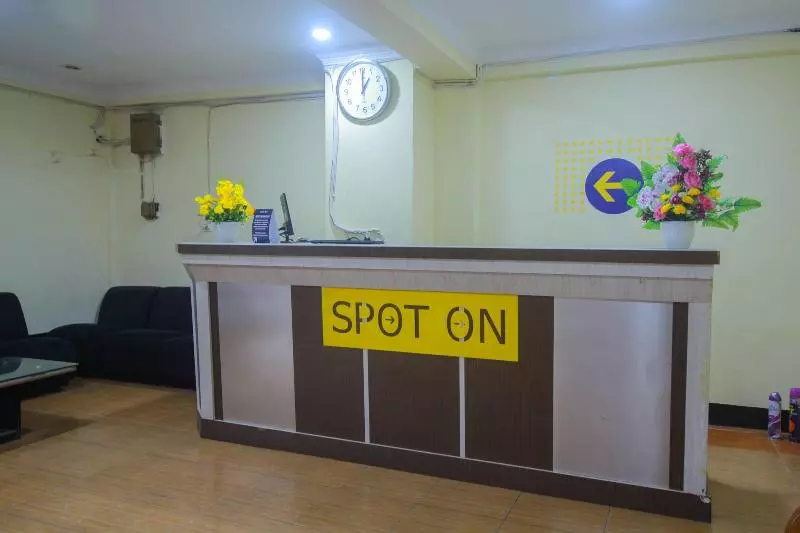 ホテル Spot On 2305 Andys Nur Penginapan