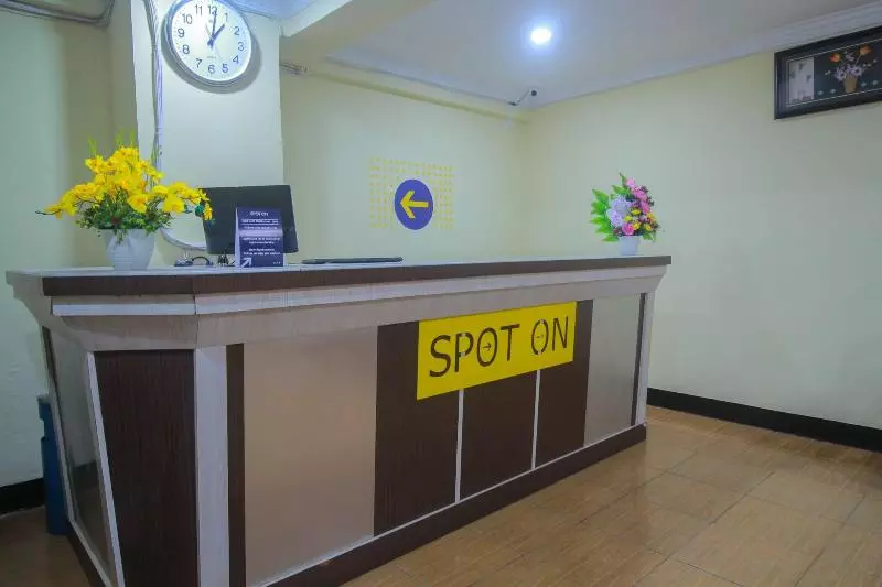 ホテル Spot On 2305 Andys Nur Penginapan