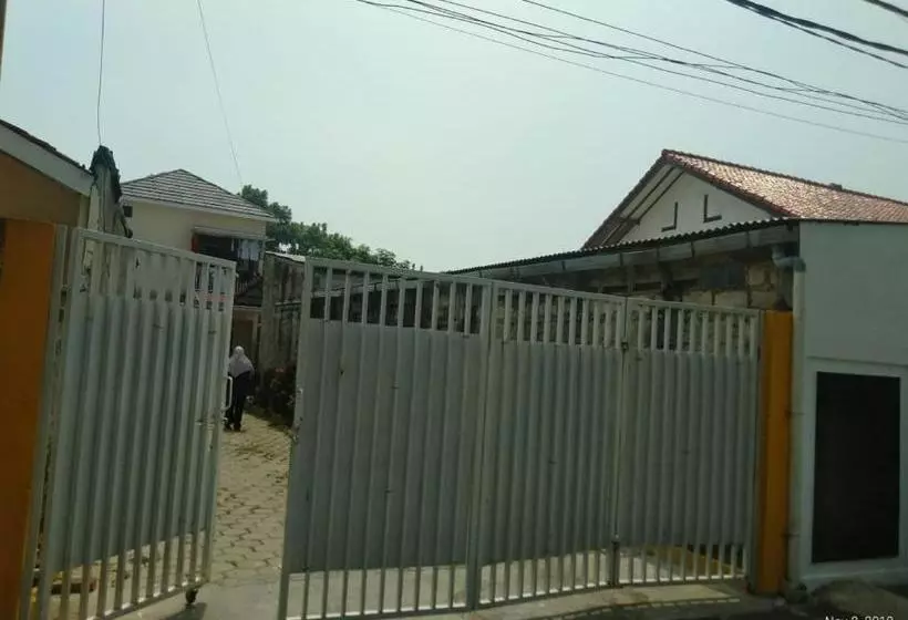 Hotelli Oyo 2237 Azzam Residence Syariah