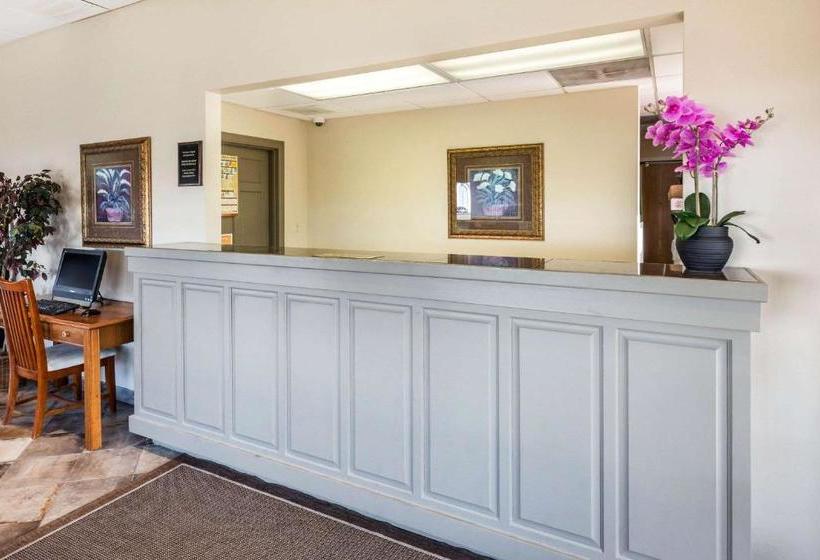 فندق Econo Lodge Inn & Suites Branson Shepherd Of The Hills Expy