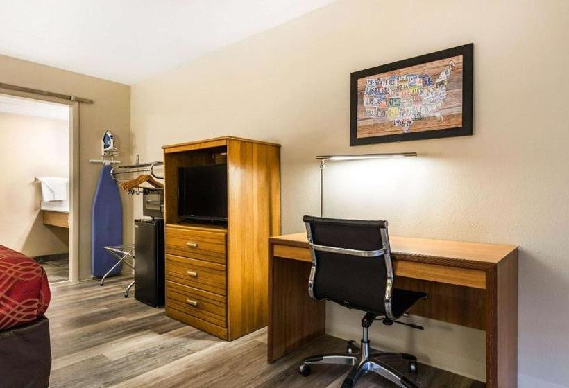 فندق Econo Lodge Inn & Suites Branson Shepherd Of The Hills Expy