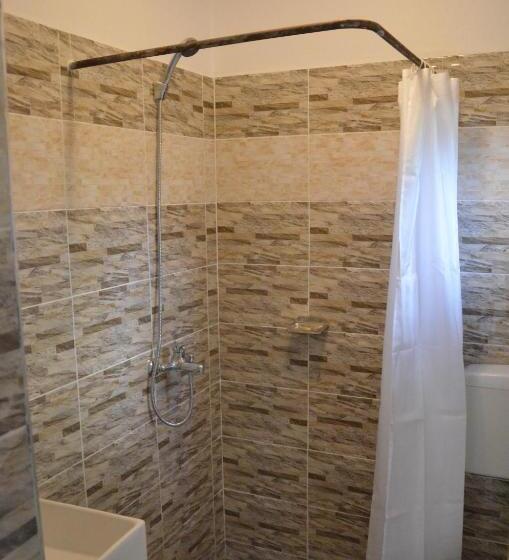 הוסטל Barazani Garden Villa