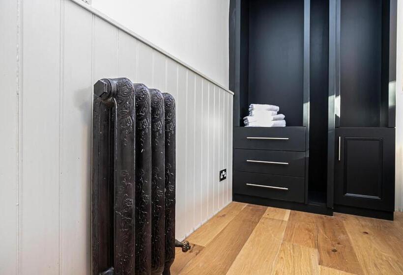 Pages Hotel And Guesthouse