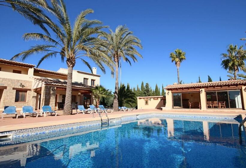 Private 4 Bedroom Villa W/ Pool, Summer Kitchen & Expansive Living Space