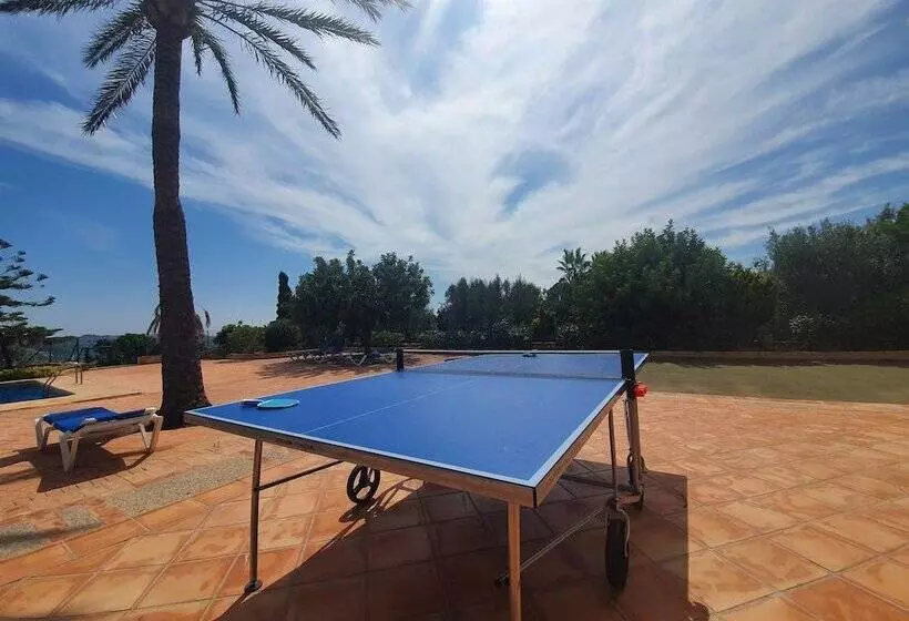 Private 4 Bedroom Villa W/ Pool, Summer Kitchen & Expansive Living Space