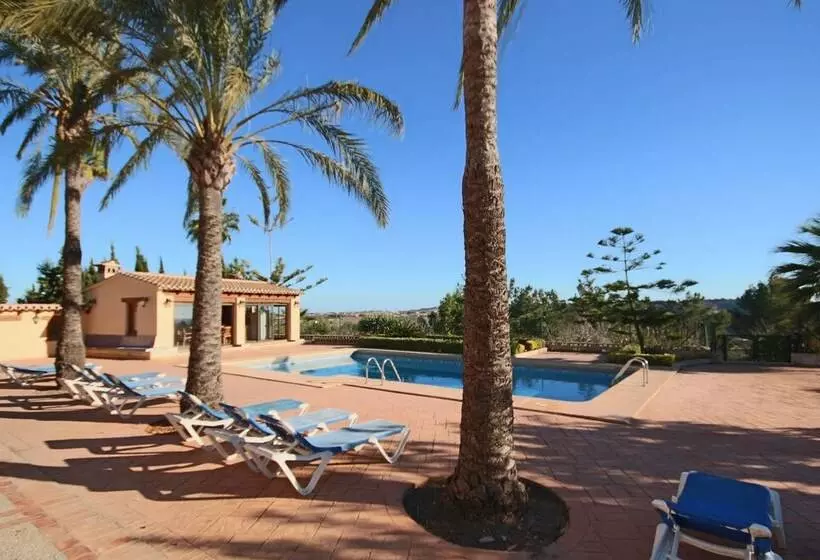 Private 4 Bedroom Villa W/ Pool, Summer Kitchen & Expansive Living Space