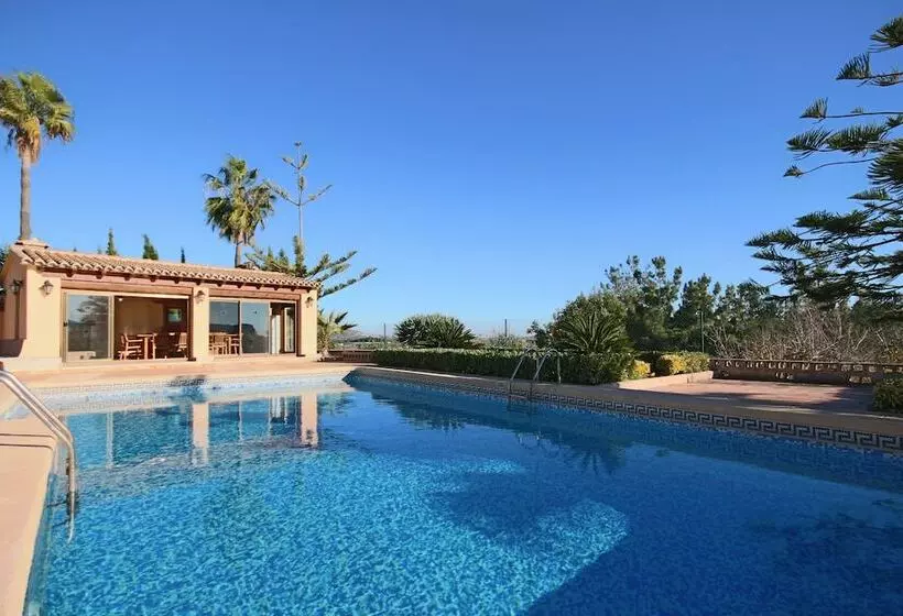 Private 4 Bedroom Villa W/ Pool, Summer Kitchen & Expansive Living Space