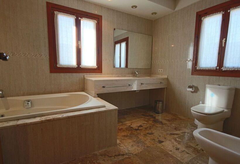 Private 4 Bedroom Villa W/ Pool, Summer Kitchen & Expansive Living Space