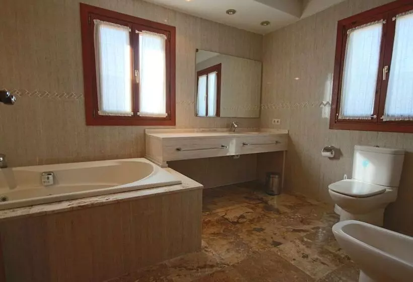 Private 4 Bedroom Villa W/ Pool, Summer Kitchen & Expansive Living Space