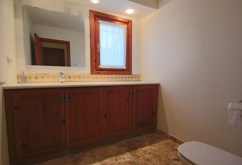 Private 4 Bedroom Villa W/ Pool, Summer Kitchen & Expansive Living Space