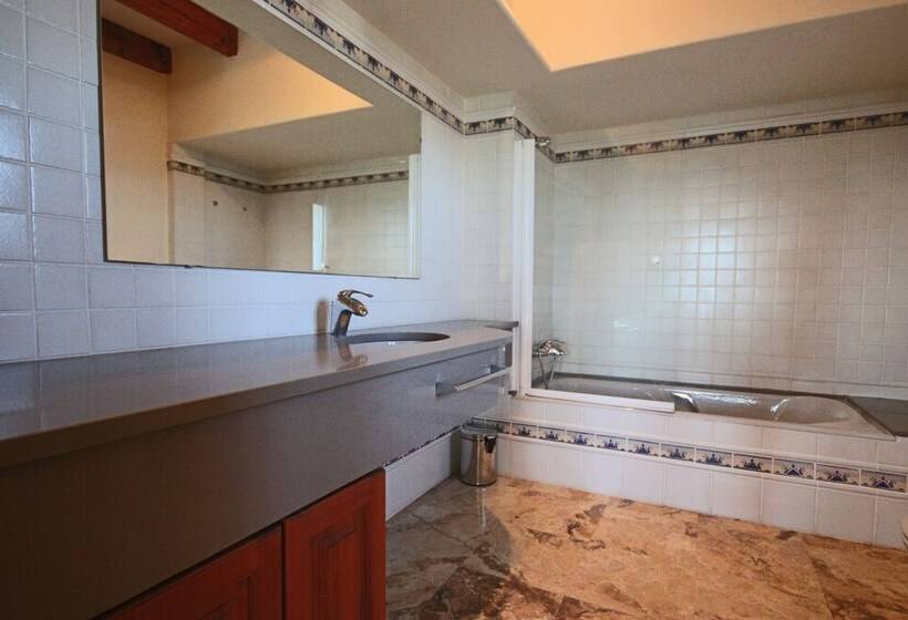 Private 4 Bedroom Villa W/ Pool, Summer Kitchen & Expansive Living Space