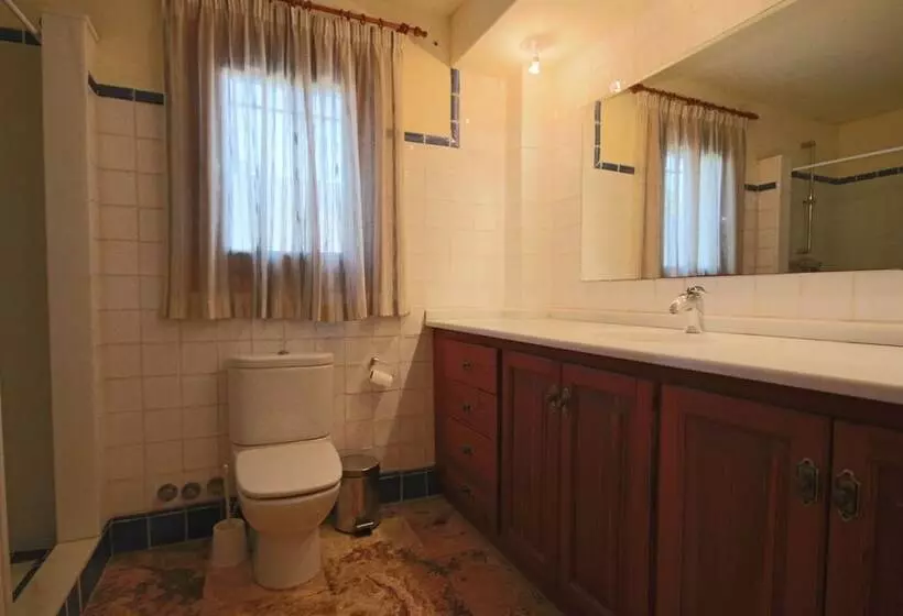 Private 4 Bedroom Villa W/ Pool, Summer Kitchen & Expansive Living Space