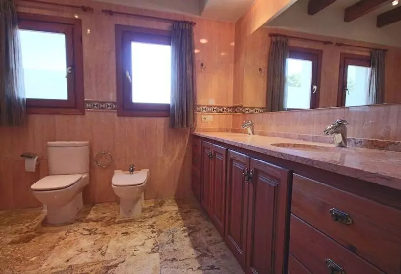 Private 4 Bedroom Villa W/ Pool, Summer Kitchen & Expansive Living Space