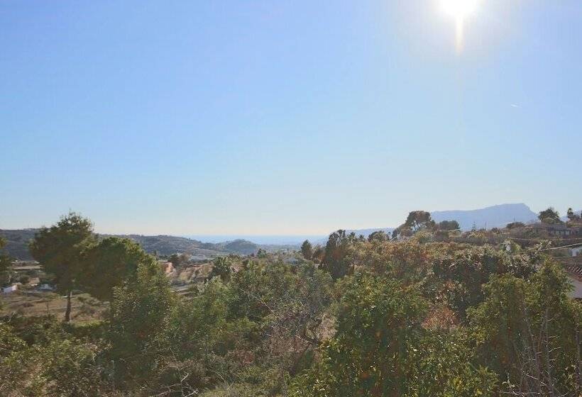 Private 4 Bedroom Villa W/ Pool, Summer Kitchen & Expansive Living Space