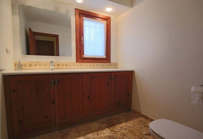 Private 4 Bedroom Villa W/ Pool, Summer Kitchen & Expansive Living Space