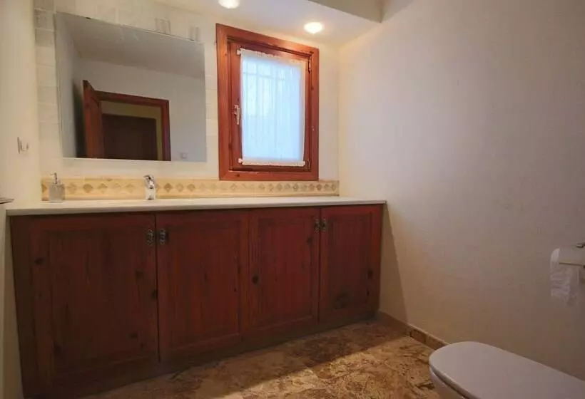 Private 4 Bedroom Villa W/ Pool, Summer Kitchen & Expansive Living Space