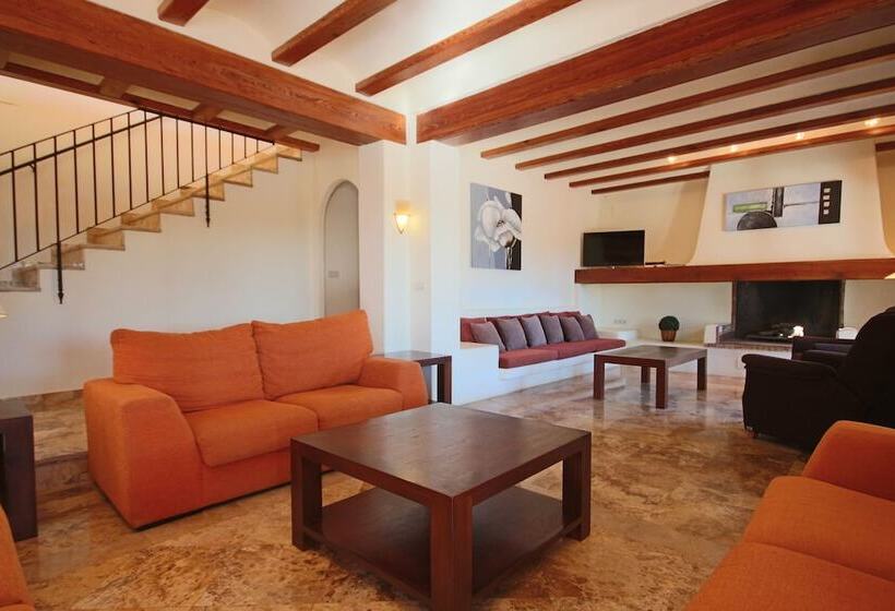 Private 4 Bedroom Villa W/ Pool, Summer Kitchen & Expansive Living Space