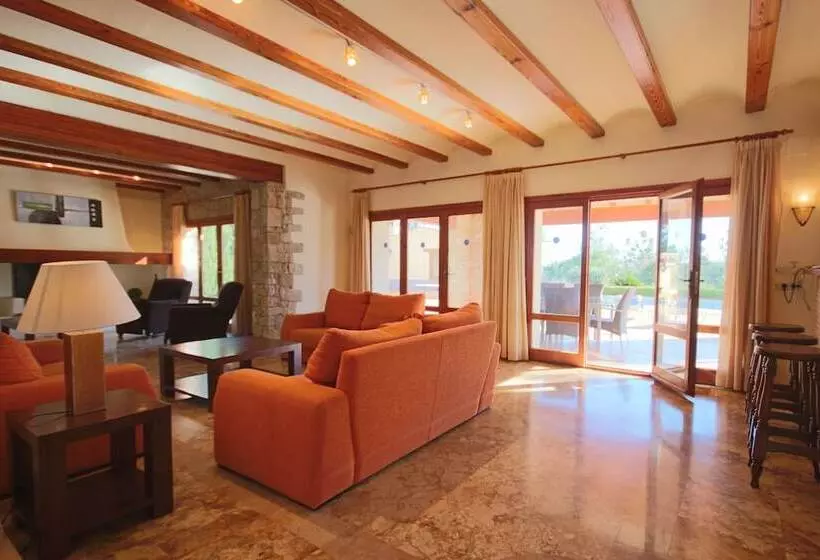 Private 4 Bedroom Villa W/ Pool, Summer Kitchen & Expansive Living Space