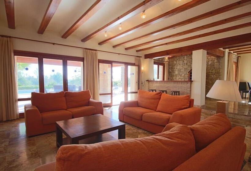 Private 4 Bedroom Villa W/ Pool, Summer Kitchen & Expansive Living Space