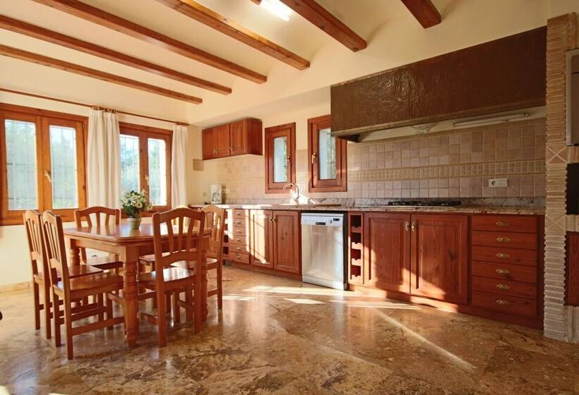 Private 4 Bedroom Villa W/ Pool, Summer Kitchen & Expansive Living Space