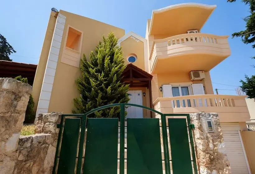 Relaxing Family Home Near Beaches