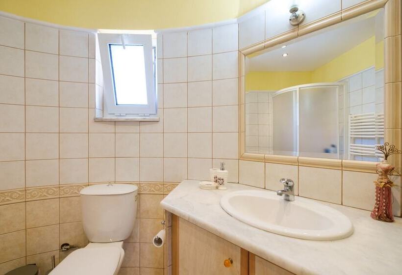 Relaxing Family Home Near Beaches