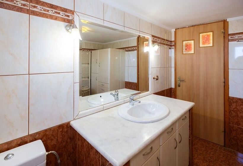 Relaxing Family Home Near Beaches