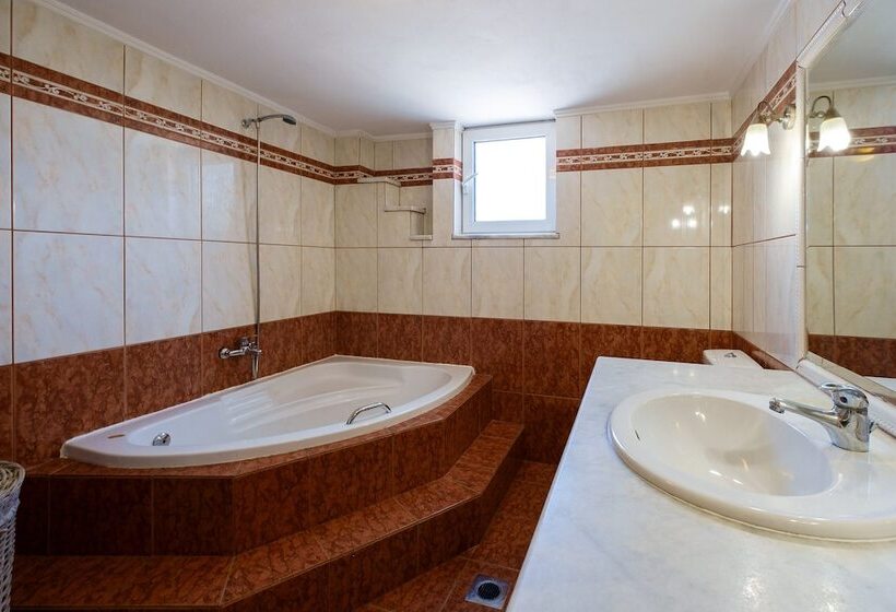 Relaxing Family Home Near Beaches