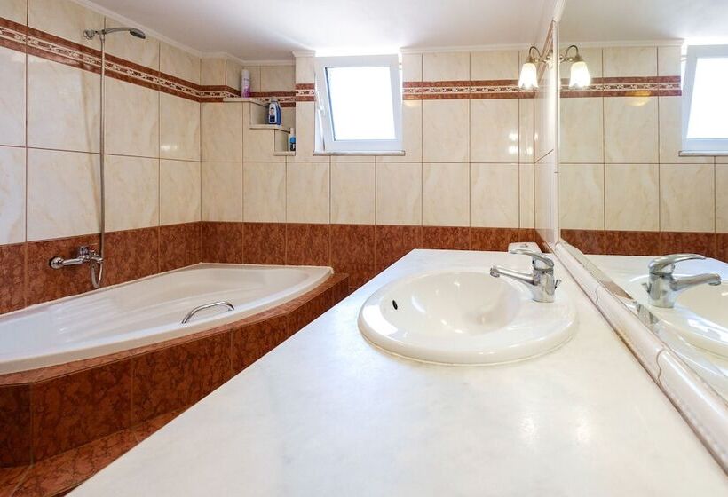 Relaxing Family Home Near Beaches