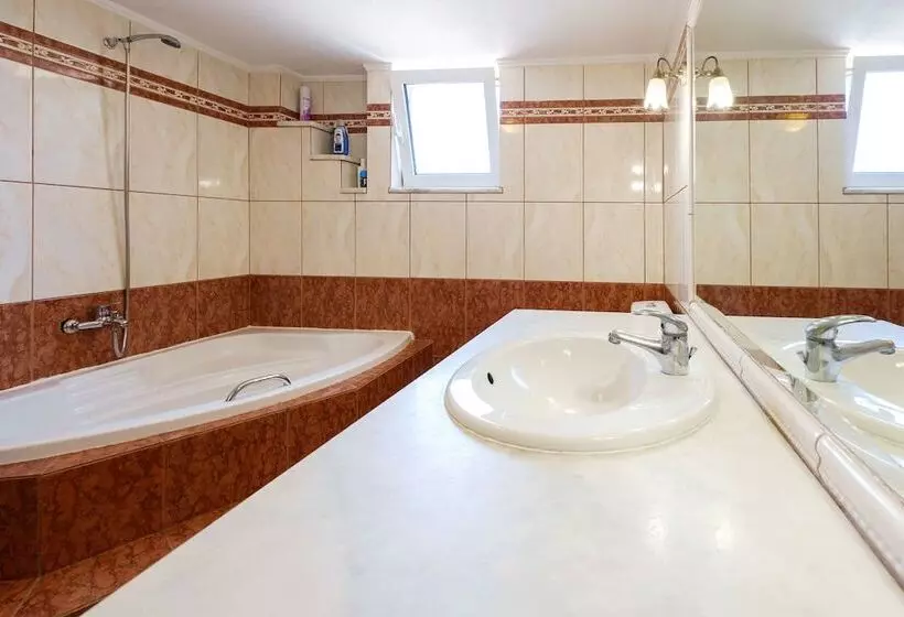 Relaxing Family Home Near Beaches