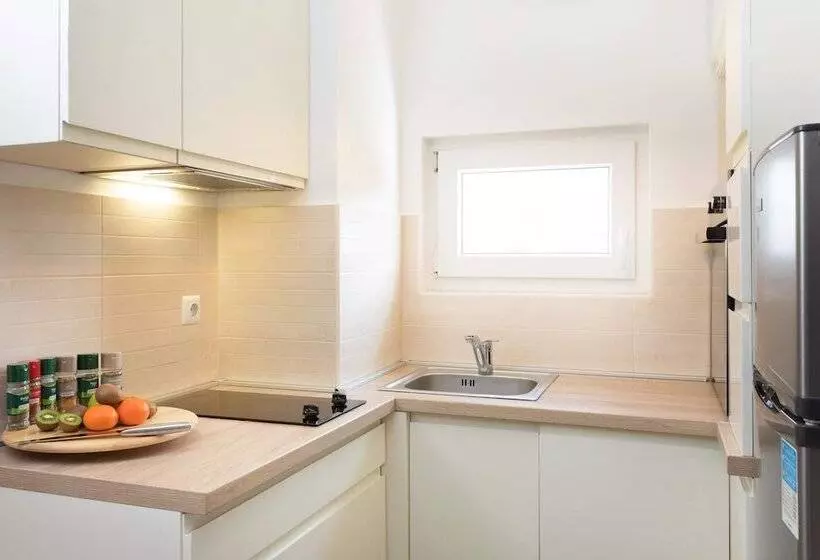 Cute And Sunny Studio In Zagreb With Balcony & Free Parking