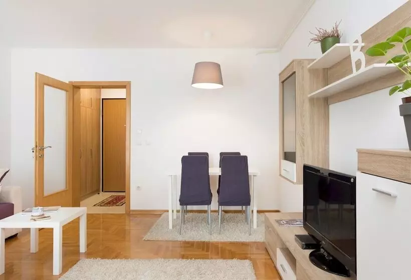 Cute And Sunny Studio In Zagreb With Balcony & Free Parking