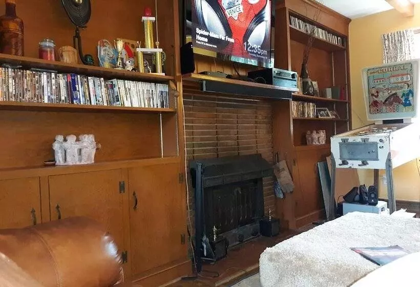 تختخواب و صبحانه A House Full Of Steel Balls And Games