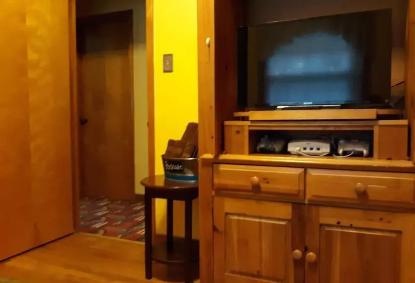 تختخواب و صبحانه A House Full Of Steel Balls And Games