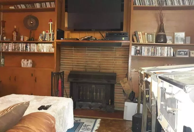 تختخواب و صبحانه A House Full Of Steel Balls And Games