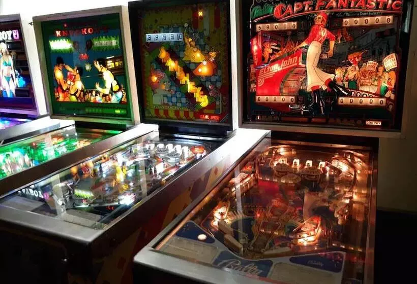 تختخواب و صبحانه A House Full Of Steel Balls And Games