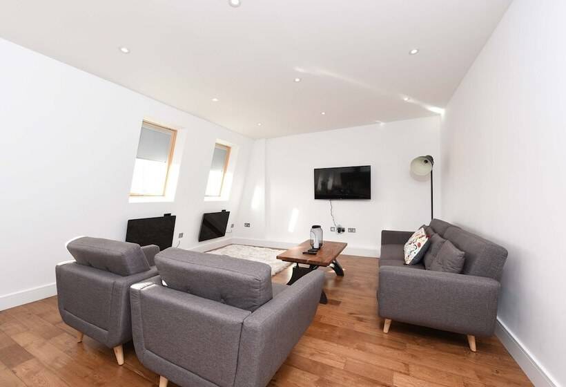 Modern & Spacious 2 Bed Apartment At Clapham Junction
