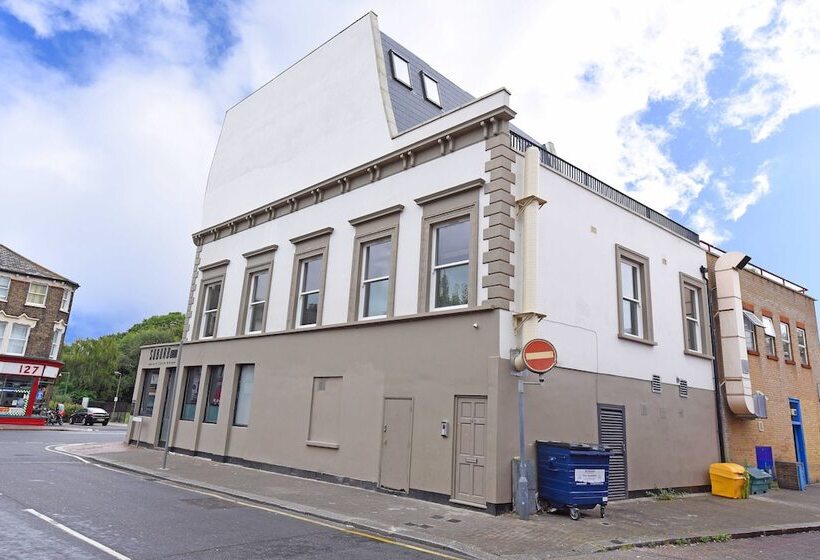 Modern & Spacious 2 Bed Apartment At Clapham Junction