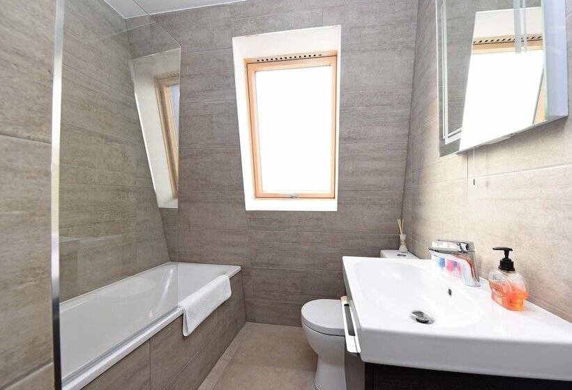 Modern & Spacious 2 Bed Apartment At Clapham Junction