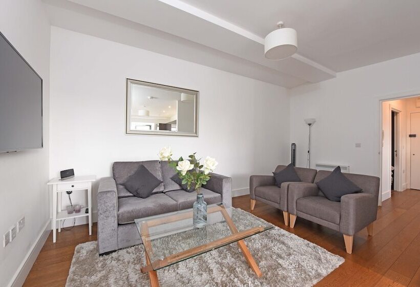 Modern & Spacious 2 Bed Apartment At Clapham Junction